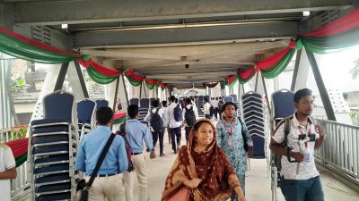 ফুটওভার ব্রিজটি উদ্বোধন করেন স্বরাষ্ট্রমন্ত্রী আসাদুজ্জামান খান