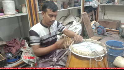 দুর্গাপূজাকে সামনে রেখে শাঁখারিবাজারে বাদ্যযন্ত্রের দোকানে চলছে ঢোল তৈরির কাজ