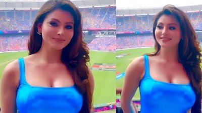 স্টেডিয়ামে উর্বশী রাউতেলা