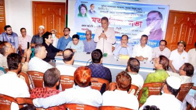 নগরীর কাজির দেউড়ির নাসিমন ভবনে বিভাগীয় বিএনপির মতবিনিময় সভায় প্রধান অতিথির বক্তব্য রেখেছেন আমির খসরু মাহমুদ চৌধুরী