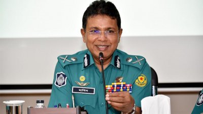 মাসিক অপরাধ কনফারেন্সে বক্তব্য দিচ্ছেন ডিএমপি কমিশনার হাবিবুর রহমান