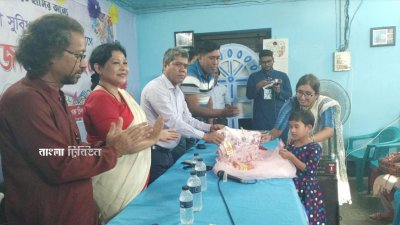 পূজা উপলক্ষে ৮০ জন সুবিধাবঞ্চিত ও দরিদ্র শিশুকে নতুন জামা, ফিরনি-পায়েস, গুঁড়োদুধ ও পূজার সামগ্রী উপহার দেওয়া হয়