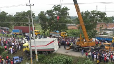 কুমিল্লার সদর দক্ষিণ উপজেলার জোড়কানন ইউনিয়নের লালবাগ গ্রামে একটি পিকআপ দুর্ঘটনার শিকার হয়ে পাঁচ স্কুলছাত্র নিহত হয়