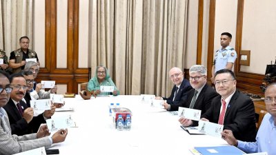 ‘স্মার্ট বাংলাদেশ’ গড়তে সরকারের পদক্ষেপ উপলক্ষে ১০ টাকার স্মারক ডাকটিকিট অবমুক্ত করেছেন প্রধানমন্ত্রী শেখ হাসিনা (ছবি: ফোকাস বাংলা)