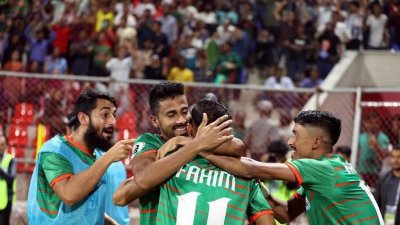 ফাহিমের সঙ্গে উদযাপনে রাকিবসহ অন্যরা।