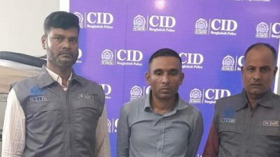 গ্রেফতার মো. রাসেল মোল্লা ওরফে  আসাদুজ্জামান (মাঝখানে)