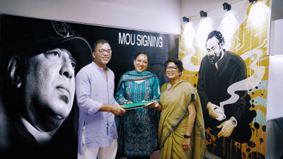 চুক্তিসাক্ষর অনুষ্ঠানে ইরেশ যাকের, চন্দনা ও সারা যাকের
