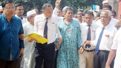 আইনজীবী ও দলীয় কর্মীদের নিয়ে আদালতে আত্মসমর্পণ করতে যান মেয়র জাহাঙ্গীর আলম