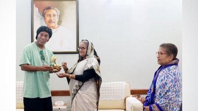 প্রধানমন্ত্রী রোনালদিনহোর আগমনে বাংলাদেশের ফুটবল অনুপ্রাণিত হবে বলে তাকে জানান