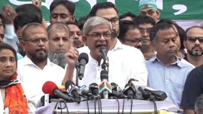 নয়াপল্টনের সমাবেশে বক্তব্য রাখছেন মির্জা ফখরুল ইসলাম আলমগীর
