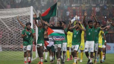 ম্যাচ শেষে ফিলিস্তিনের পতাকা হাতে খেলোয়াড়রা (ছবি: সৌজন্য)