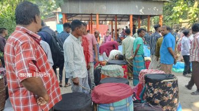 দুর্গোৎসব ঘিরে এ বাদ্য যারা বাজান, সেই ঢাকিদের চাহিদা ও কদর দুর্গোৎসবে বেড়ে যায়