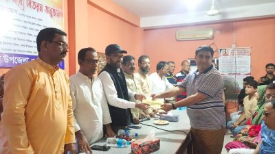 অনুদান বিতরণ করছেন সংসদ সদস্য কাজী নাবিল আহমেদ