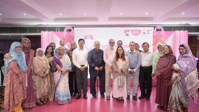 অতিথিদের সঙ্গে সংবর্ধনা পাওয়া নারীরা
