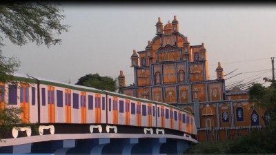 পূজামণ্ডপের সামনে মেট্রোরেলের আদলে প্রবেশ পথ তৈরি