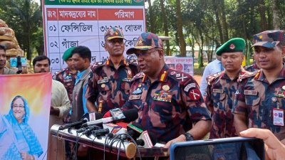 কুমিল্লায়  মাদকদ্রব্য ধ্বংসকরণ অনুষ্ঠানে বক্তব্য দেন বিজিবি মহাপরিচালক