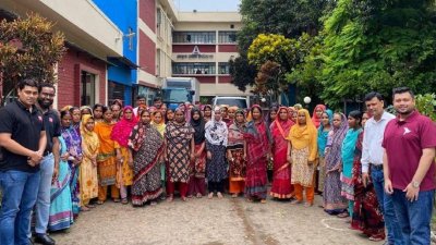 কর্মশালায় অংশগ্রহণকারী কারুশিল্পীরা