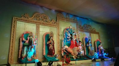 আলোকসজ্জায় সজ্জিত পূজামণ্ডপ, প্রার্থনা করতে মণ্ডপে এসেছেন ভক্তরা