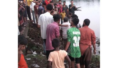 কুমিরের মৃত্যুর খবর ছড়িয়ে পড়লে শত শত মানুষ দিঘির পাড়ে জড়ো হন