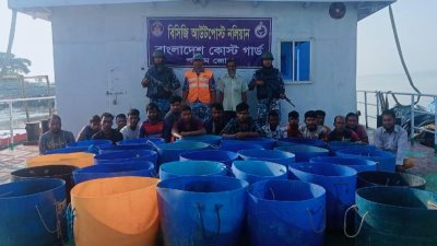 খুলনায় কোস্টগার্ডের অভিযানে আনুমানিক চার কোটি চিংড়ির রেণুপোনা এবং ৪০০ কেজি বিষাক্ত জেলি মেশানো চিংড়িসহ ২৪ জনকে আটক করা হয়েছে