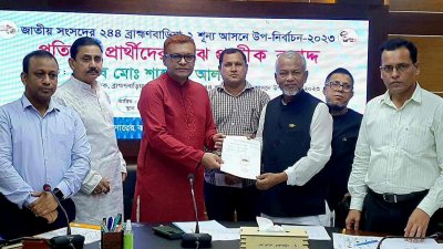 প্রতীক বরাদ্দ করেন রিটার্নিং অফিসার ও জেলা প্রশাসক মো. শাহগীর আলম