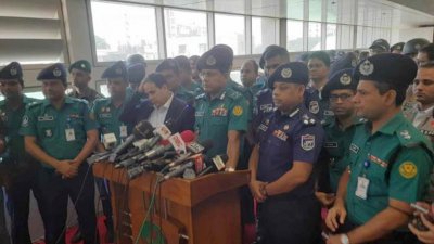 উত্তরা উত্তর মেট্রো স্টেশনে সংবাদ ব্রিফিংয়ে ডিএমপি কমিশনার হাবিবুর রহমান