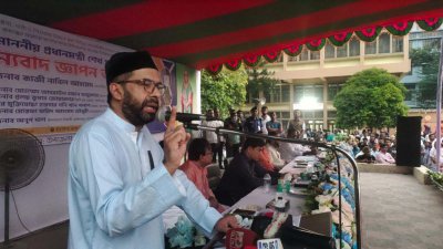 যশোর টাউন হল মাঠের রওশন আলী মঞ্চে ‘প্রধানমন্ত্রী শেখ হাসিনাকে ধন্যবাদ জ্ঞাপন’ অনুষ্ঠানে বক্তব্য রেখেছেন এমপি কাজী নাবিল আহমেদ