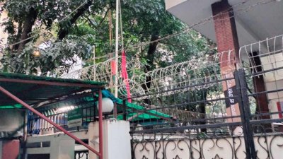 বিএনপির চেয়ারপারসনের কার্যালয়ে জাতীয় পতাকা অর্ধনমিত