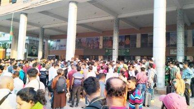 বেনাপোল বন্দরে যাত্রীদের ভিড়