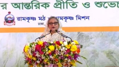 রামকৃষ্ণ মিশনে পূজামণ্ডপ পরিদর্শন করেন প্রধানমন্ত্রী (ছবি: বিটিভির ভিডিও থেকে)