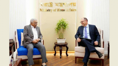 স্বরাষ্ট্রমন্ত্রী আসাদুজ্জামান খান কামাল ও  মার্কিন রাষ্ট্রদূত পিটার ডি হাস
