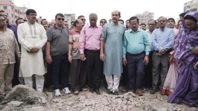 ক্ষতিগ্রস্ত মার্কেট পরিদর্শন করছেন ডিএনসিসি মেয়র আতিকুল ইসলাম