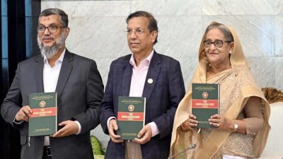 প্রধানমন্ত্রী শেখ হাসিনা তার কার্যালয়ে বাংলাদেশ কোড বইটির মোড়ক উন্মোচন করেন