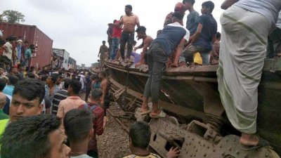 দুর্ঘটনা কবলিত ট্রেনের বগি