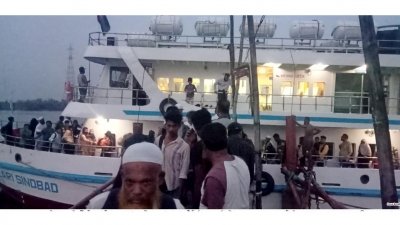 সেন্টমার্টিন দ্বীপ থেকে পর্যটকদের ফিরিয়ে আনা হচ্ছে (ছবি: ফোকাস বাংলা)