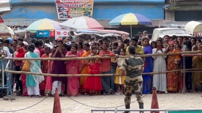 স্বজনদের সঙ্গে সাক্ষাৎ করতে সীমান্তের বাংলাদেশ ও ভারত অংশে দর্শনার্থীরা ভিড় করেন