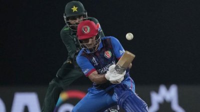 শেষ দিকে রহমত হাল ধরেন