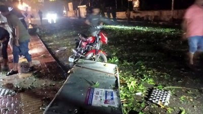ঘূর্ণিঝড় হামুনের প্রভাবে কক্সবাজারে প্রবল বাতাসে লন্ডভন্ড হয়ে গেছে গাছপালা, উড়ে গেছে বিদ্যুতের খুঁটিসহ বাড়িঘর (ছবি: ফোকাস বাংলা)