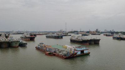 চট্টগ্রাম বন্দরের জাহাজ নিরাপদে পাঠানো হচ্ছে কর্ণফুলীতে