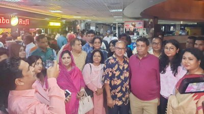 বসুন্ধরা শপিং সেন্টারের স্টার সিনেপ্লেক্সে ‘মুজিব’ ছবি দেখেন অ্যাটর্নি জেনারেল