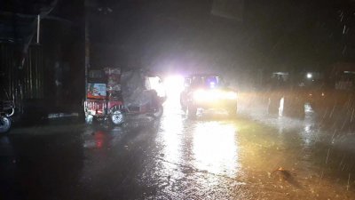 কক্সবাজারে ঝড়ো হাওয়া ও বজ্রবৃষ্টি হচ্ছে