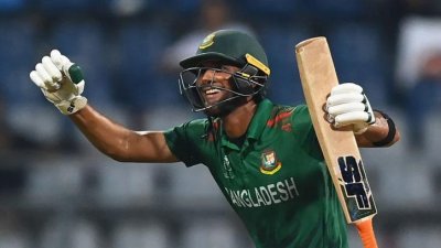 সেঞ্চুরি করেছেন মাহমুদউল্লাহ