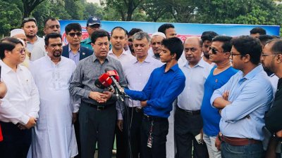 ডেমরা এলাকায় মেন্দিপুর খেলার মাঠ পরিদর্শন শেষে গণমাধ্যমের সঙ্গে কথা বলছেন মেয়র শেখ ফজলে নূর তাপস