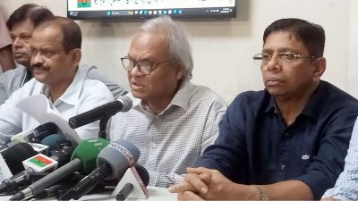 সংবাদ সম্মেলনে বক্তব্য রাখছেন রহুল কবির রিজভী