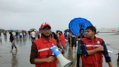 ঝুঁকিপূর্ণ এলাকা থেকে আশ্রয়কেন্দ্রে সরে যাওয়ার জন্য মাইকিং করা হয় চট্টগ্রাম সিটি করপোরেশনের পক্ষ থেকে