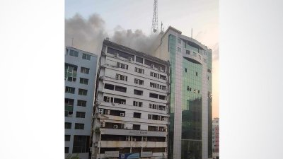 খাজা টাওয়ারে আগুনের ধোঁয়া