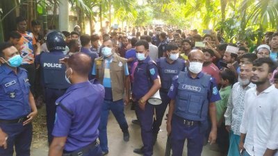 ঘটনাস্থলে মানুষের ভিড়