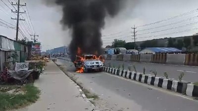 গাজীপুরে গাড়িতে আগুন দিলেন শ্রমিকরা