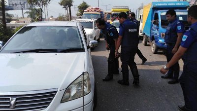 চেকপোস্টে গাড়ি থামিয়ে জিজ্ঞাসা করছে পুলিশ