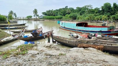 নোঙর করে রাখা হয়েছে মাছ ধরার ট্রলার ও নৌকা